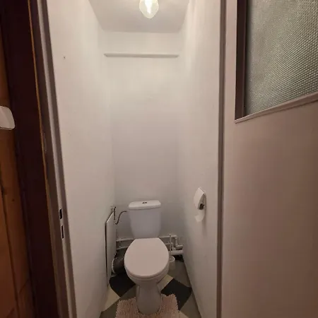 Na Ulicy Bora Komarowskiego 35 *